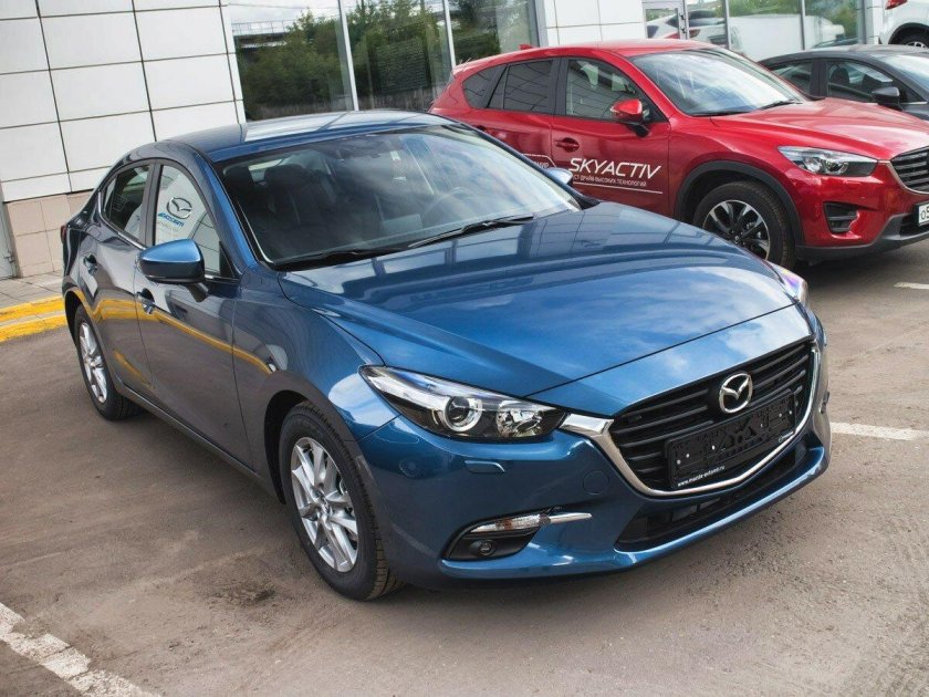 Мазда 3 2018 голубая