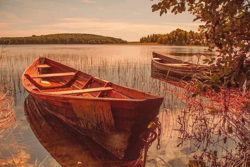 Лодка деревянная с веслами