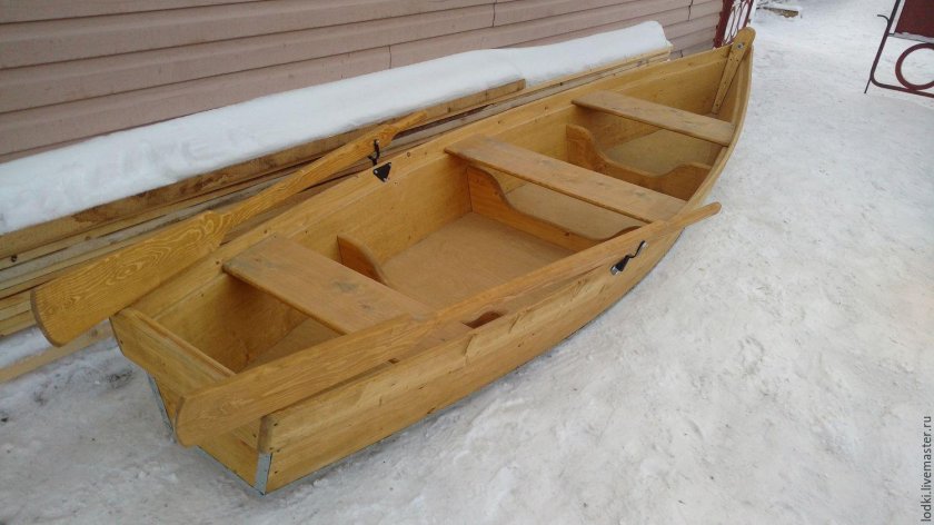 Лодка весельная деревянная