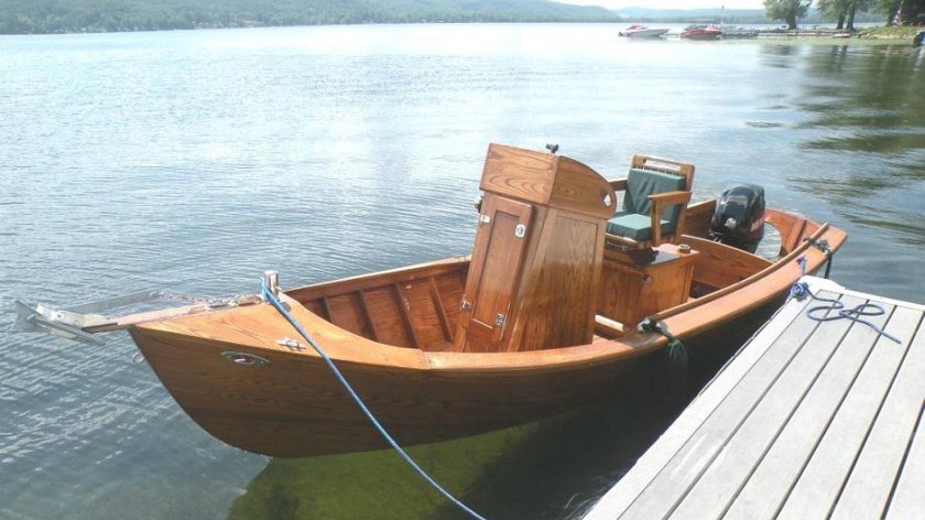Деревянная моторная лодка