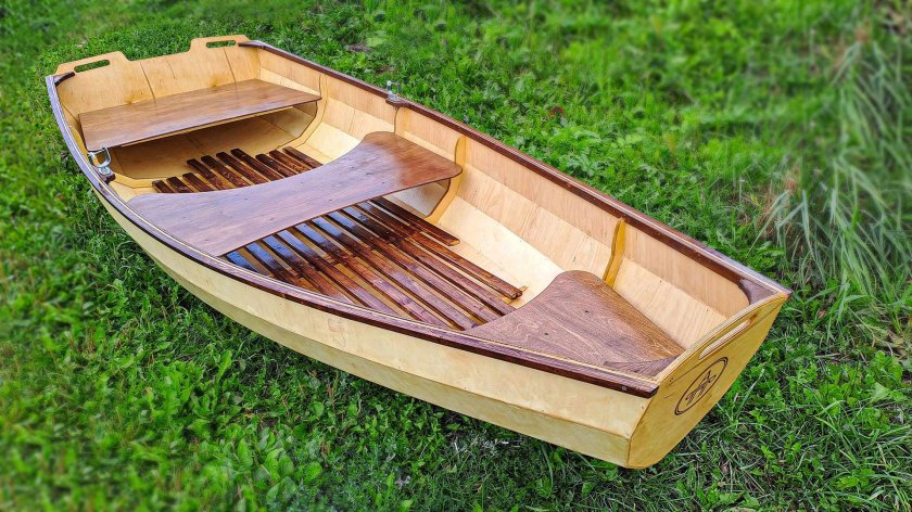 Лодка весельная деревянная