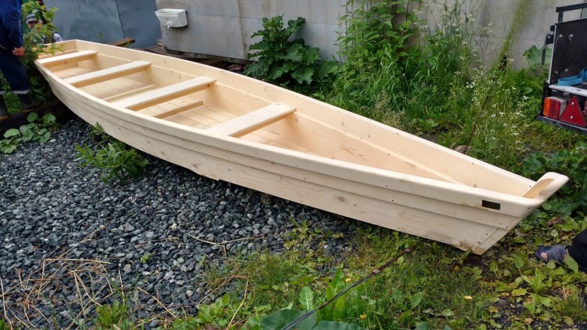 Лодка весельная деревянная