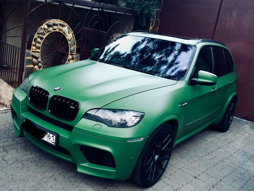 Зеленая БМВ x5