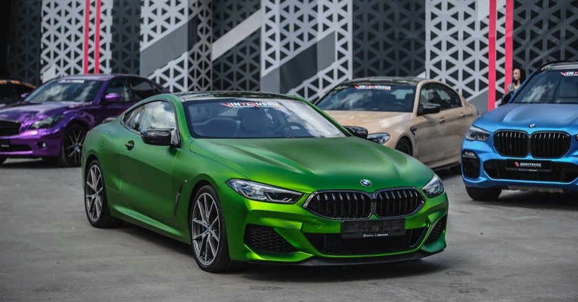 Темно зеленый БМВ 2024