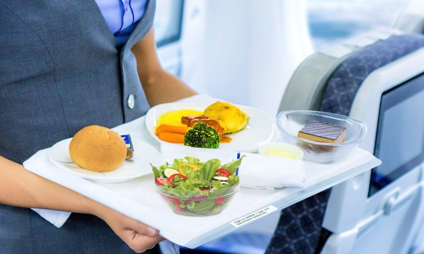 Поднос с едой в самолете