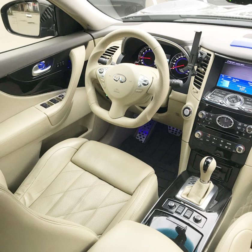 Инфинити qx70 белый салон