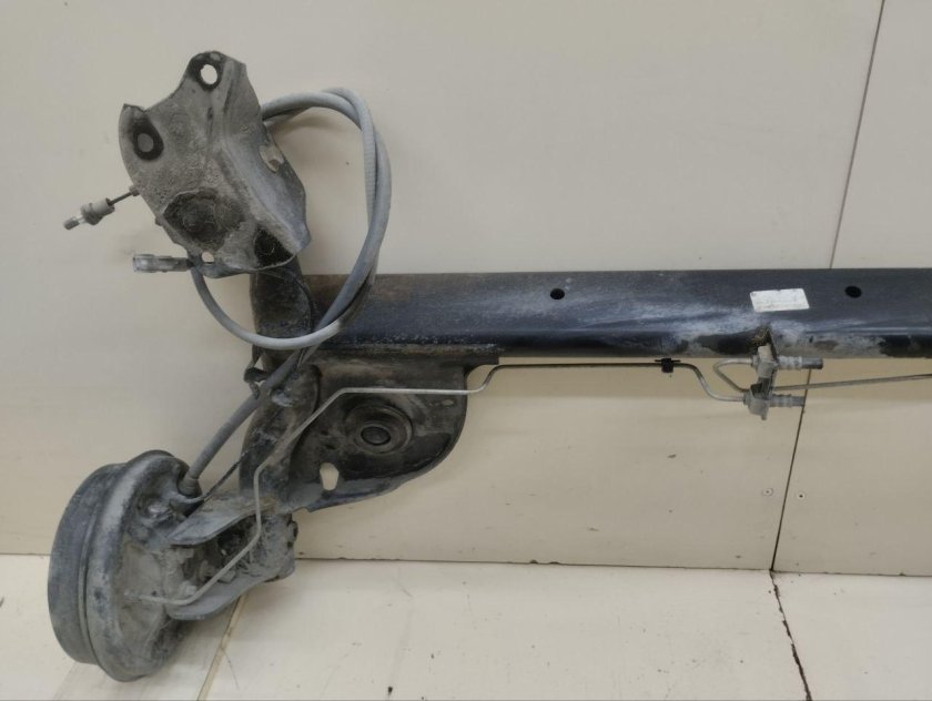 Задняя балка логан 1