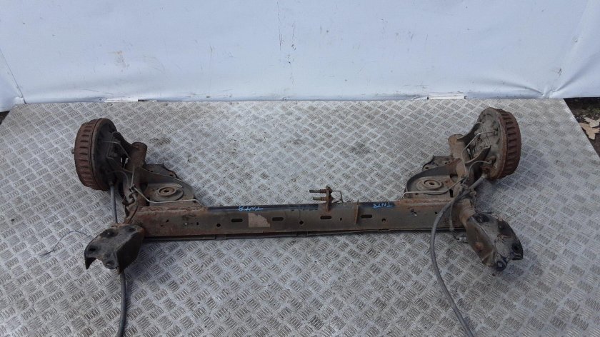 Задняя балка Логан 1