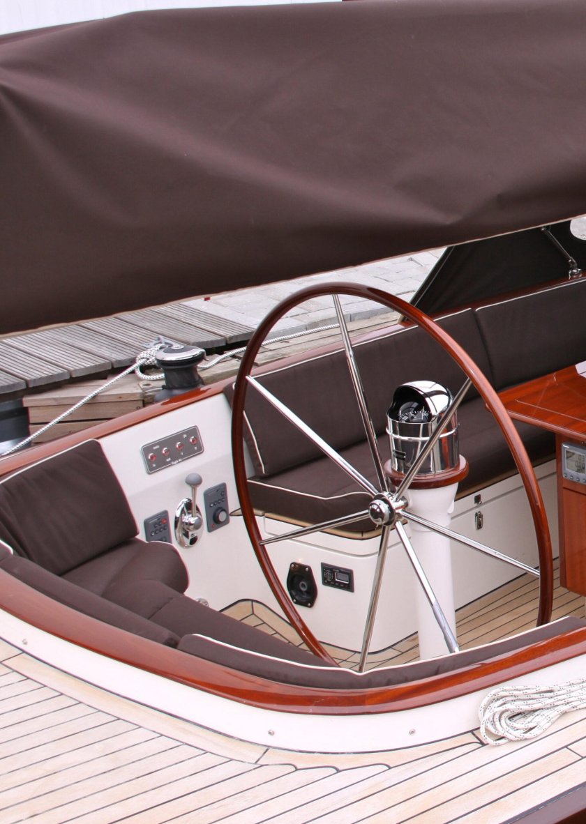 Парусная яхта швертбот