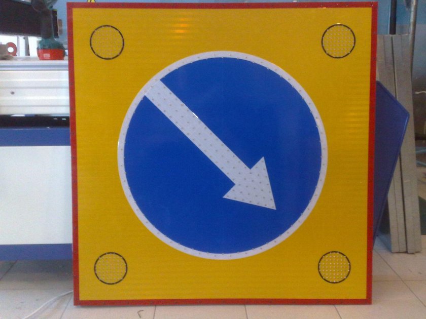 Дорожный знак объезд