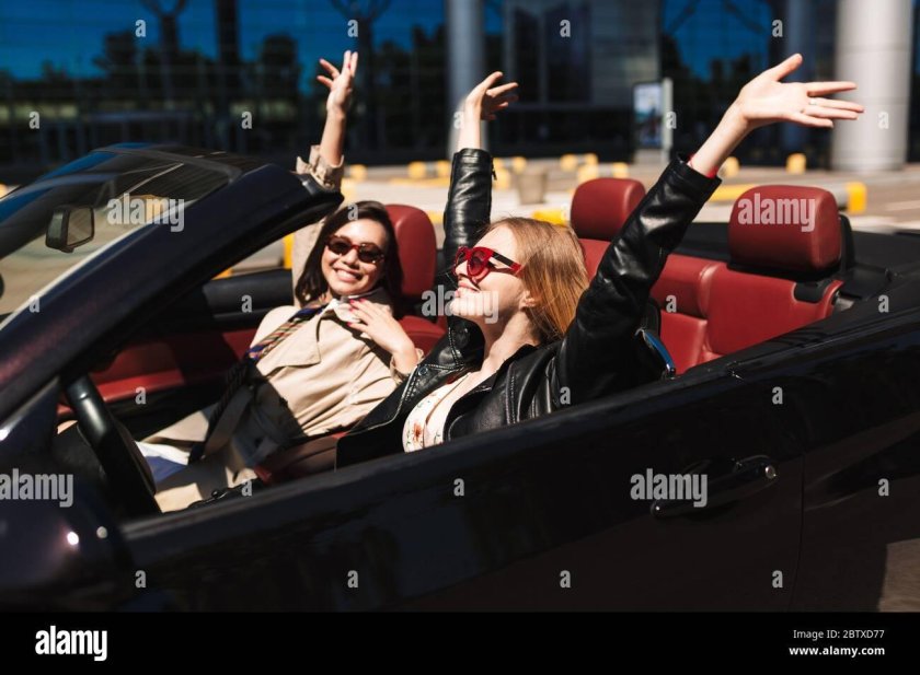 Подруги в машине