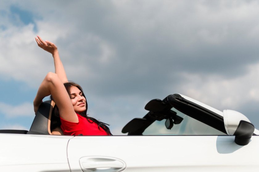 Фото девушка сидит на капоте