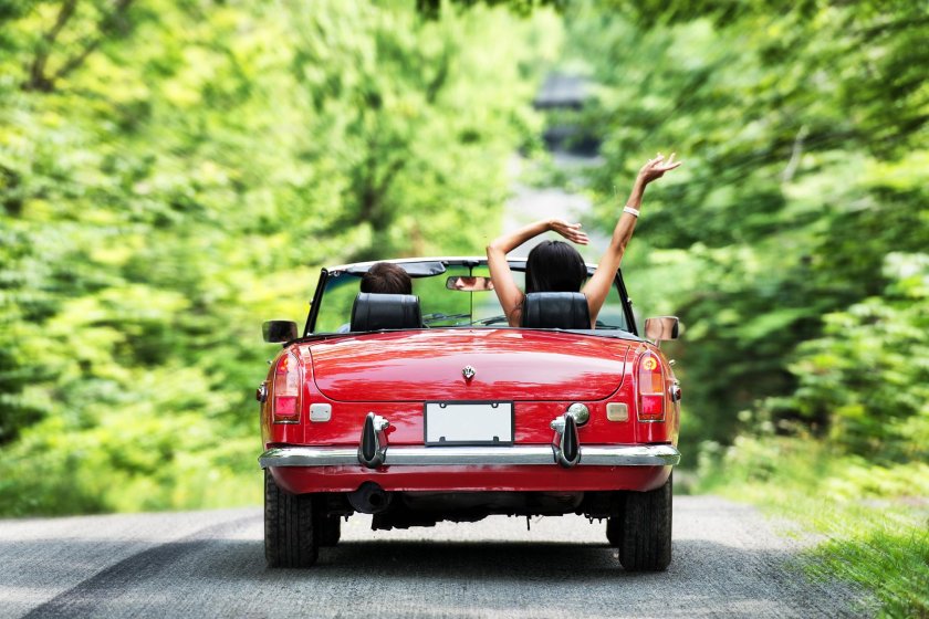 Девушка едет в кабриолете