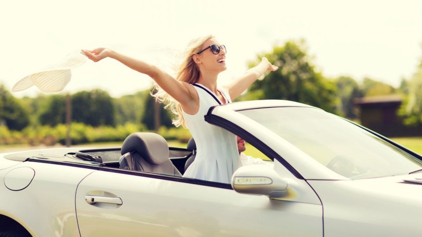 Счастливая дама в кабриолете