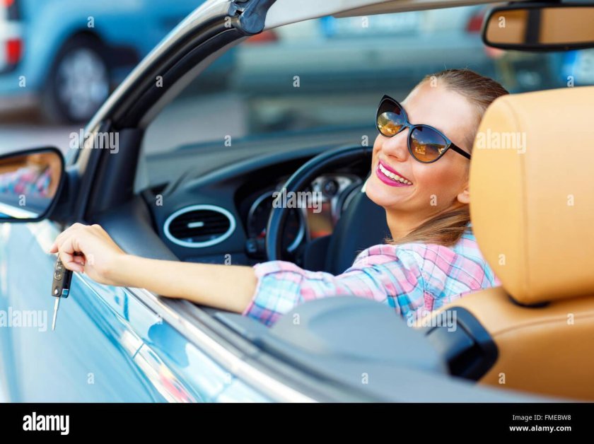 В очках солнечных и в машине на пассажирском