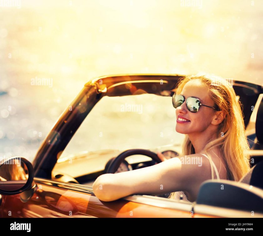 Шатенка в кабриолете