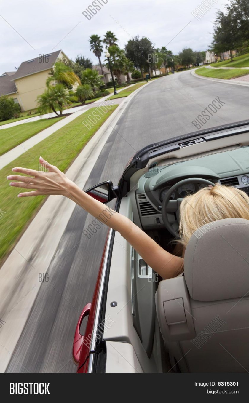 Блондинка в машине