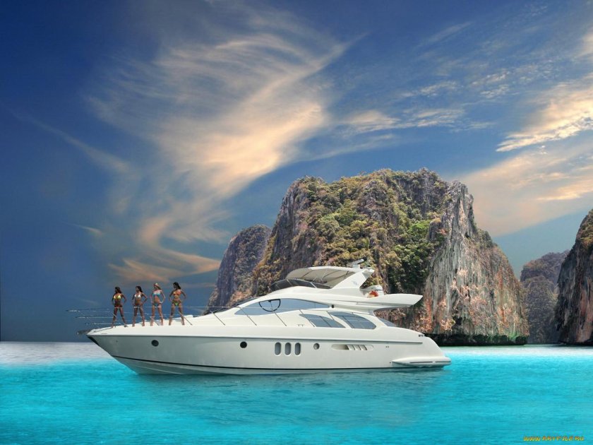 Яхта в море