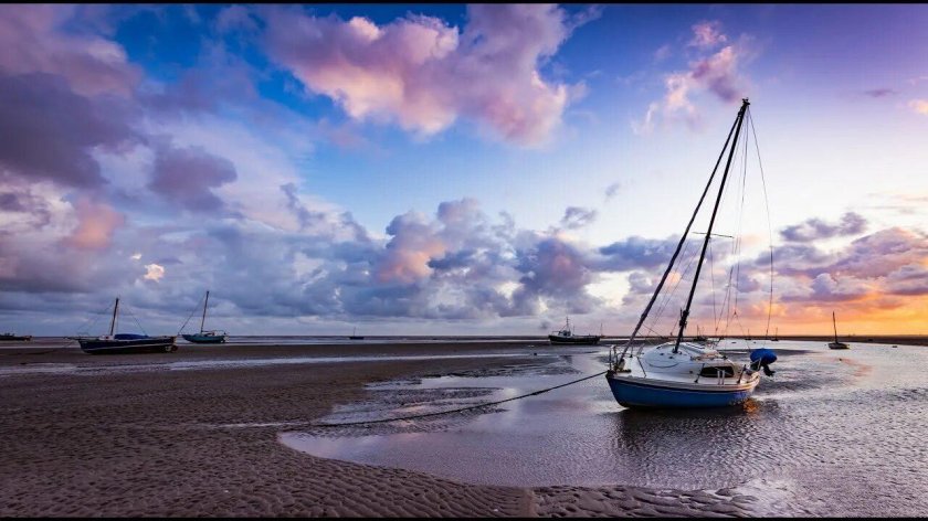 Яхта в море