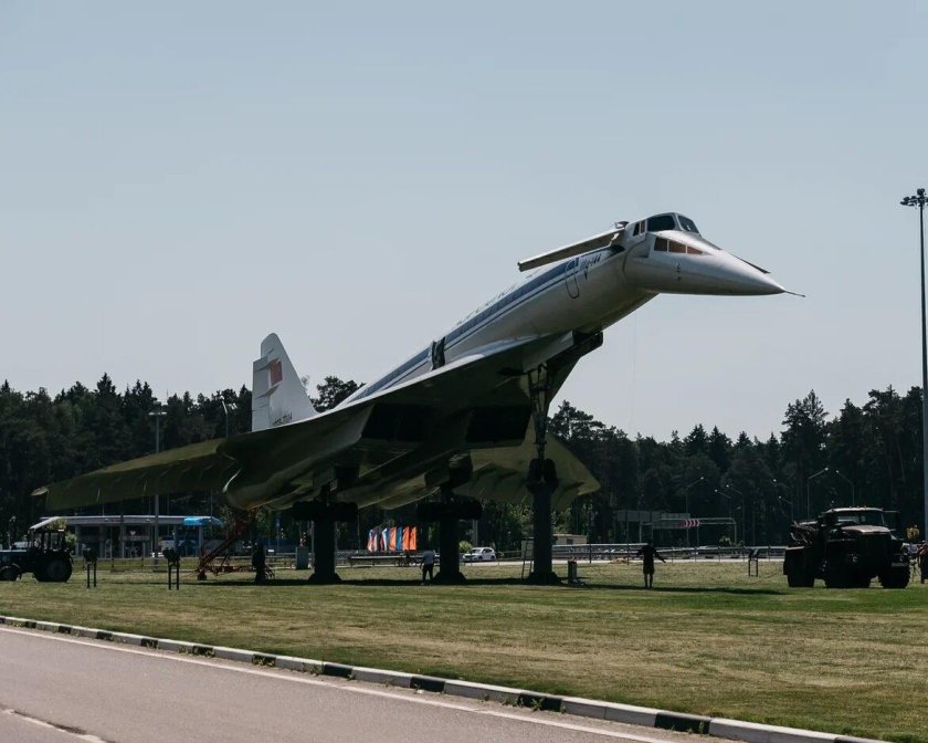 Жуковский самолет памятник ту 144