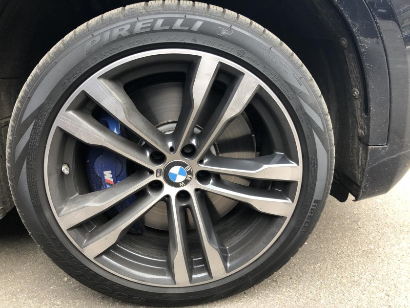 Разноширокие шины на БМВ х5 r21 кидает ли машину