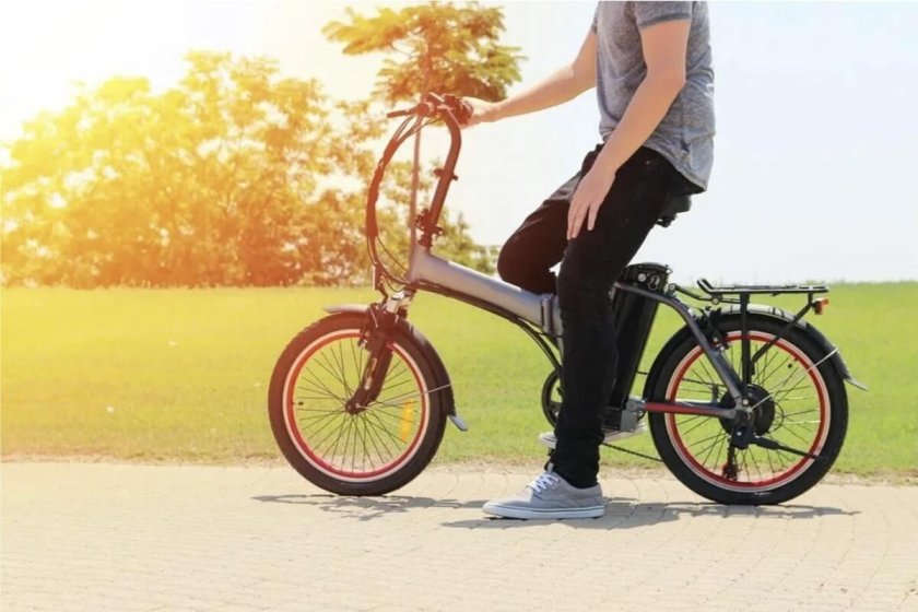 Человек на электровелосипеде