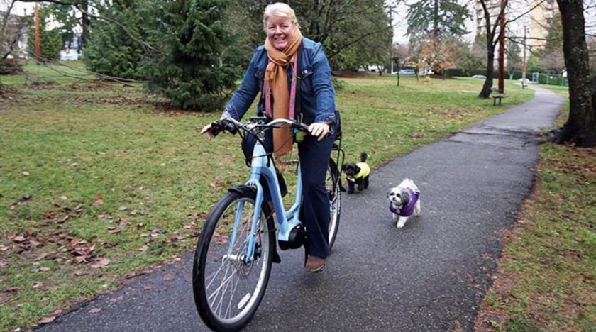 Доставщики на электровелосипедах