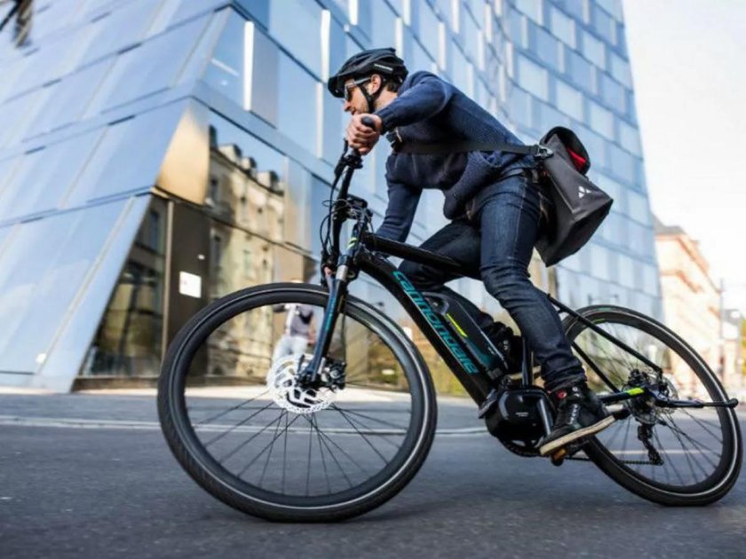 Электровелосипед с человеком