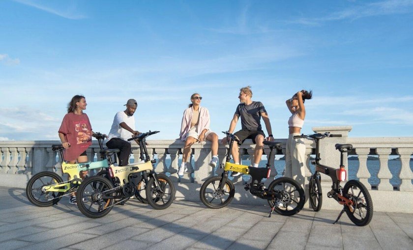 Курьер на электровелосипеде