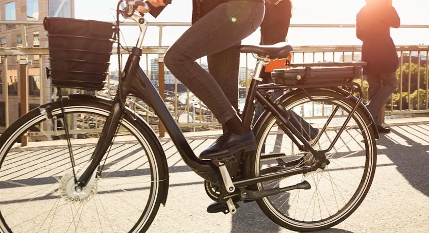 Доставщик на электровелосипеде