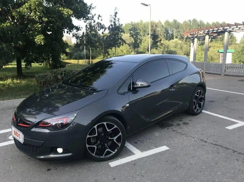 Opel Astra GTC 2013 черный