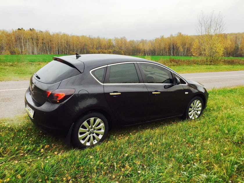 Опель Астра хэтчбек 2012 черный