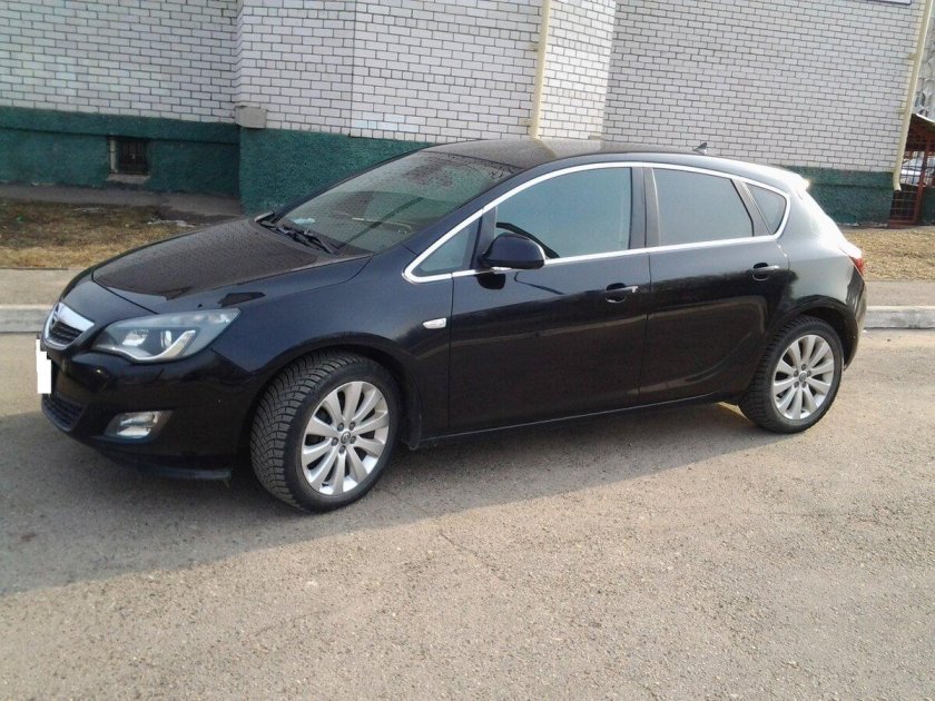 Опель Астра j черный полированный