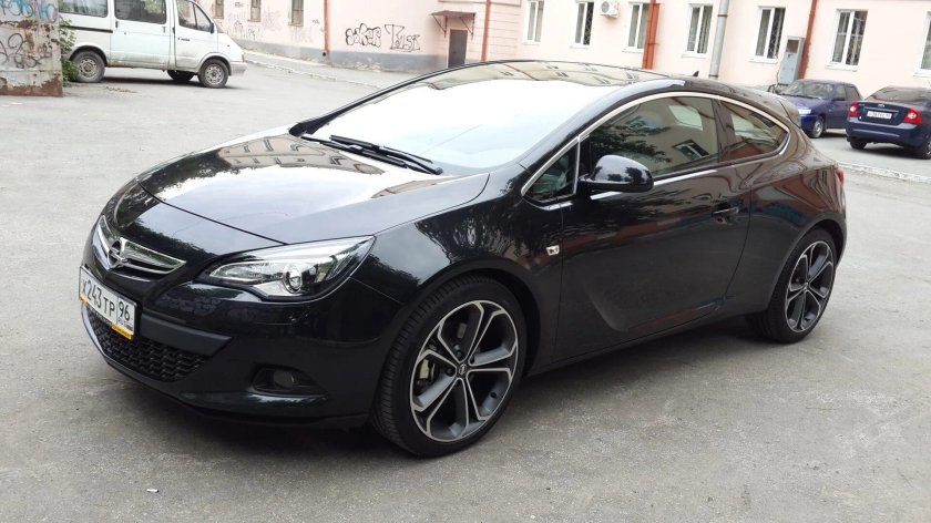 Opel Astra GTC черный