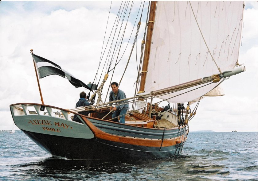 Парусный бот