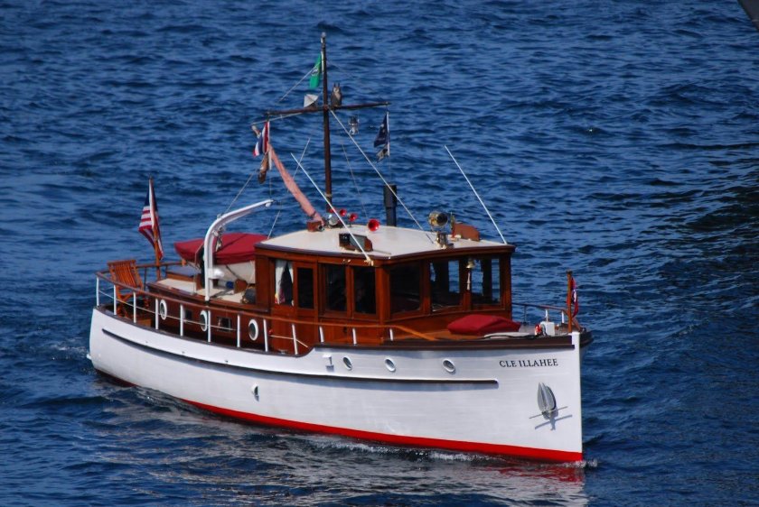 Водоизмещающая моторная яхта