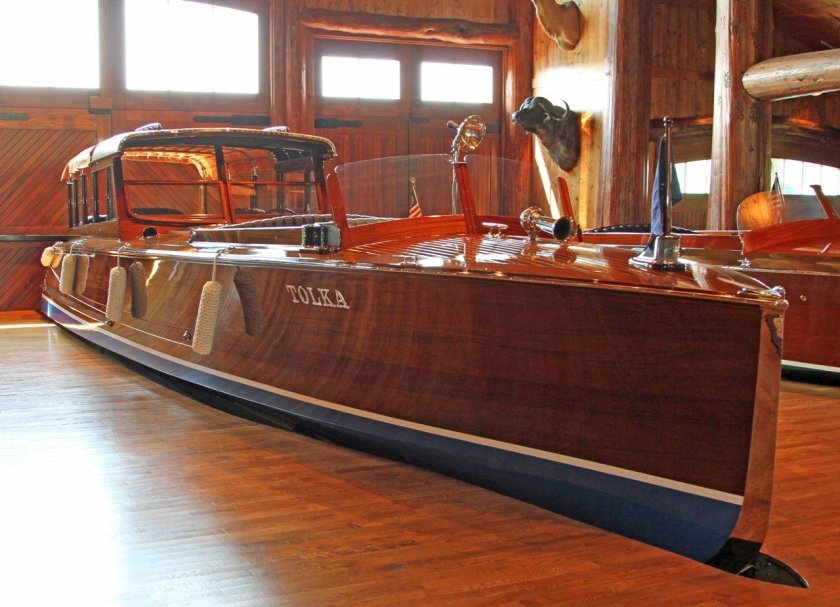 Деревянный катер