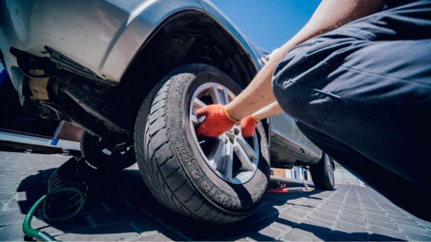 Девушка меняет колесо