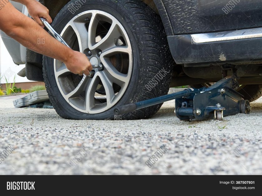 Спустило колесо на машине