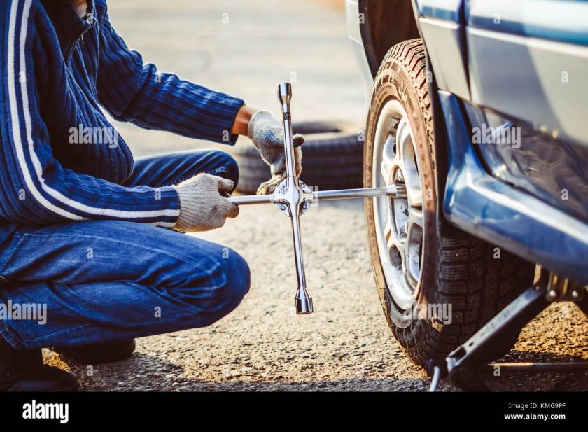 Мужчина меняет колесо