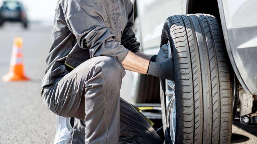 Механик с колесом