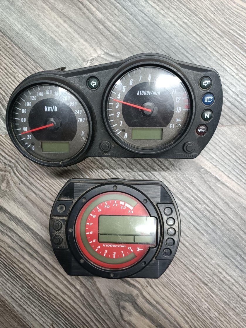 Приборная панель на мотоцикл