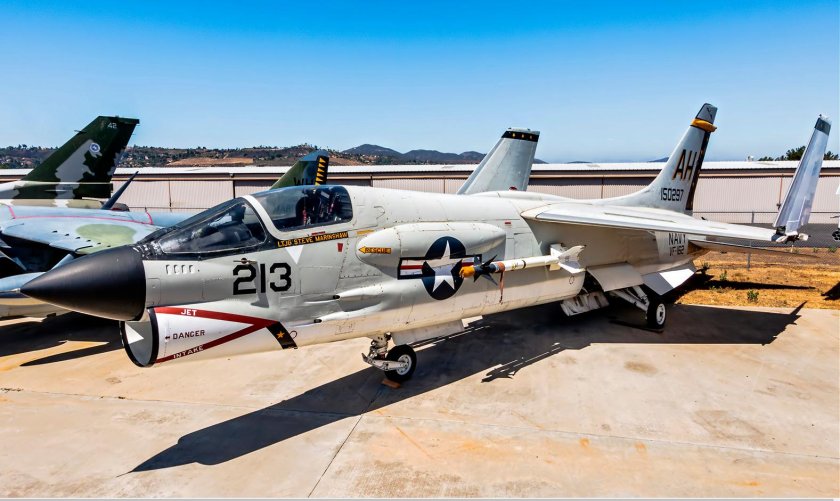 Самолет f8 Крусейдер