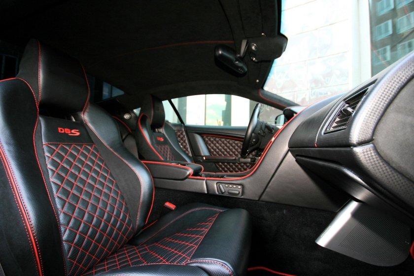 Салон Мерседес АМГ красная строчка