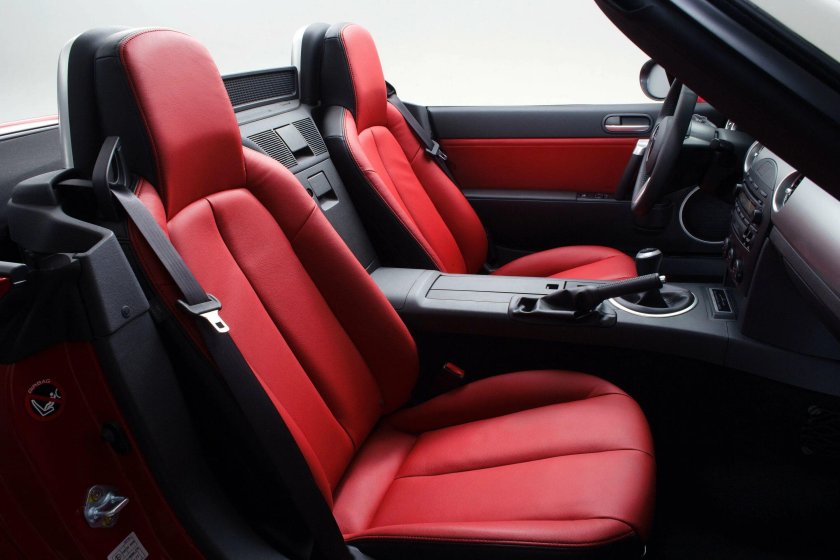 Мазда 6 красная салон