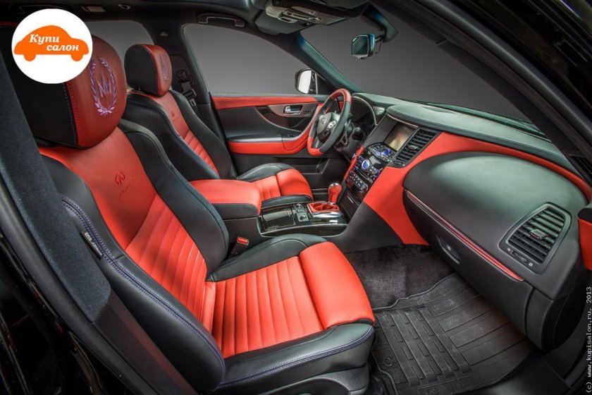 Красно черный салон автомобиля