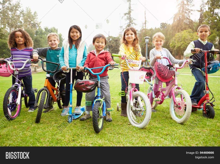 Дети на самокатах и велосипедах