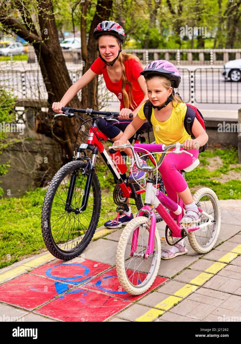 Девочка катается на велосипеде