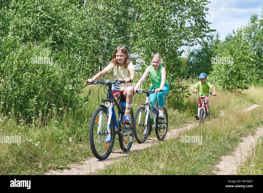 Дети на велосипедах в деревне