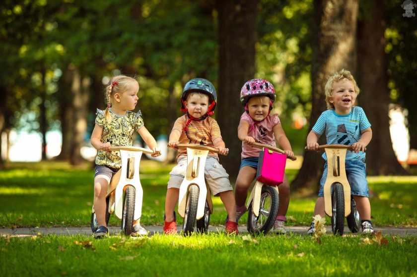 Дети на самокатах и велосипедах